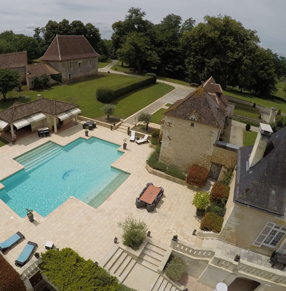 Vue aérienne du domaine : piscine, dépendances et jardins
